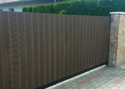 WPC kerítés, függőlegesen elhelyezet wpc burkolat elemkből