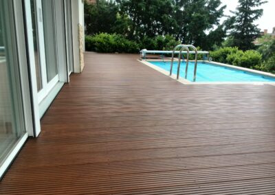 Fa teraszburkolat medence köré