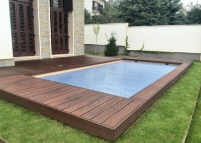 Fa teraszburkolat medence mellett