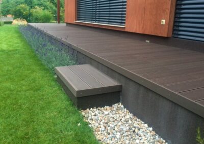 Terasz lépcső kialakítása WPC teraszburkolattal