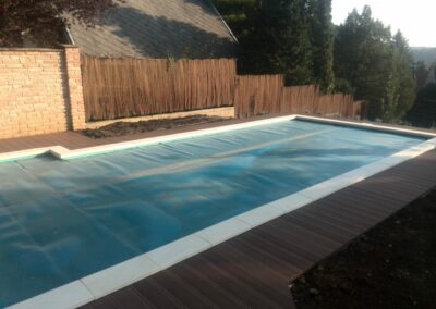 Fa-műanyag burkolat medence köré