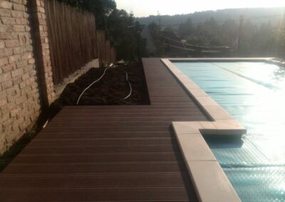 Medence melletti WPC burkolat