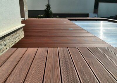 Fa teraszburkolat megoldás medence mellé