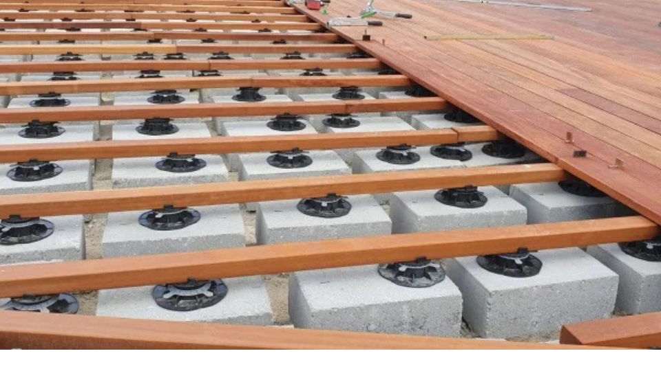 Teraszburkolat állítható szintező talp - referencia 1 Teraszburkolat állítható talpakon