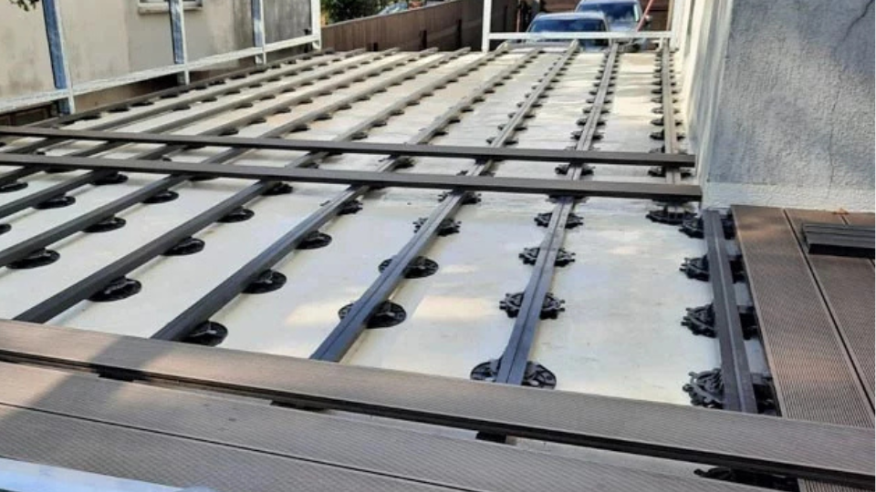 Teraszburkolat állítható szintező talp - referencia 6 Teraszburkolat - állítható szintező talp alkalmazásával